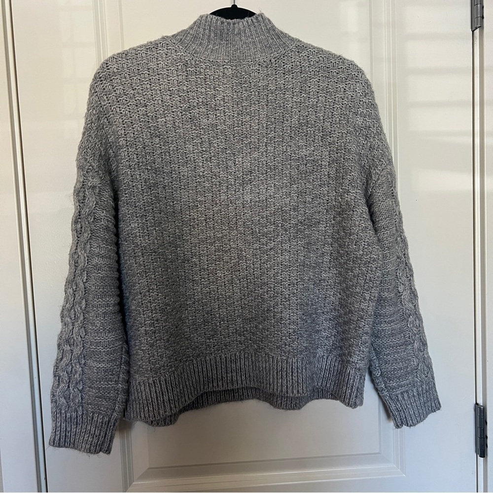 Cozy Gray Cropped Cable Knit Sweater Medium - Picture 5 of 6